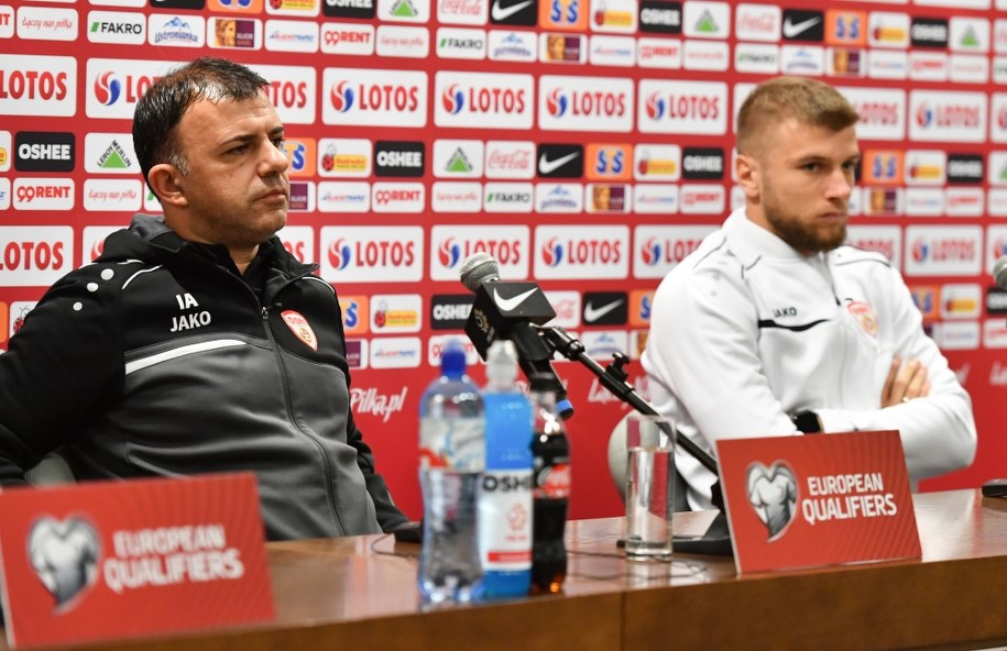 Piłkarz reprezentacji Macedonii Północnej Stefan Ristovski i trener Igor Angelovski podczas konferencji prasowej w Warszawie /Piotr Nowak /PAP