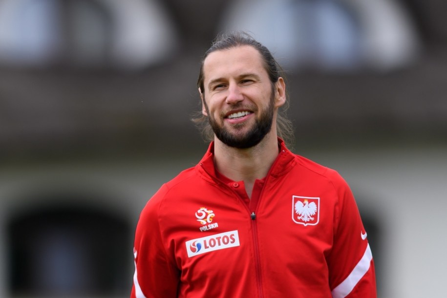 Piłkarz reprezentacji Polski Grzegorz Krychowiak w drodze na konferencję prasową w Opalenicy /Jakub Kaczmarczyk /PAP/EPA