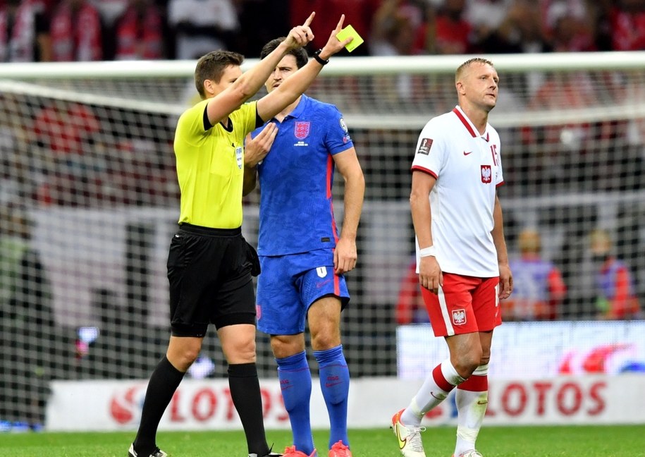 Piłkarz reprezentacji Polski Kamil Glik (P) i Harry Maguire (C) z Anglii oraz niemiecki sędzia Daniel Siebert (L) podczas meczu eliminacyjnego do mistrzostw świata 2022, na stadionie "PGE Narodowy", /Piotr Nowak /PAP