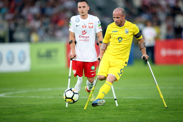 Piłkarz reprezentacji Polski Przemysław Świercz (z lewej) i Jurij Suszcz (z prawej) z Ukrainy podczas pierwszego meczu mistrzostw Europy w amp futbolu /	Łukasz Gągulski /PAP