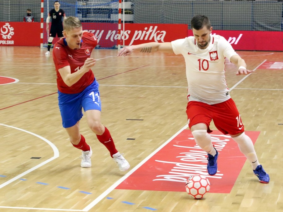 Piłkarz reprezentacji Polski Sebastian Leszczak (P) i David Drozd (L) z Czech podczas meczu eliminacyjnego mistrzostw Europy w futsalu, w hali "Stegu Arena", 14 kwietnia /Krzysztof Świderski /PAP