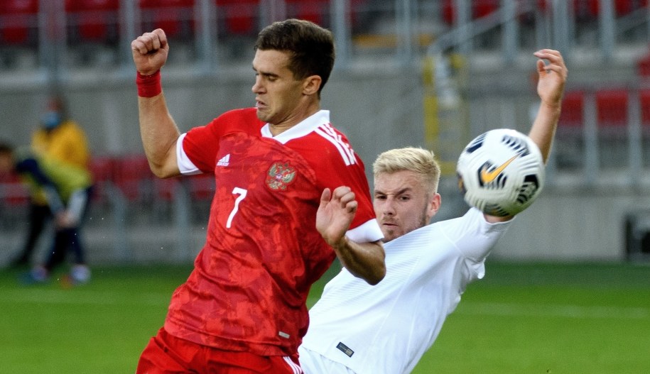 Piłkarz reprezentacji Polski Tomasz Makowski i Aleksander Łomowicki z Rosji /	Grzegorz Michałowski   /PAP