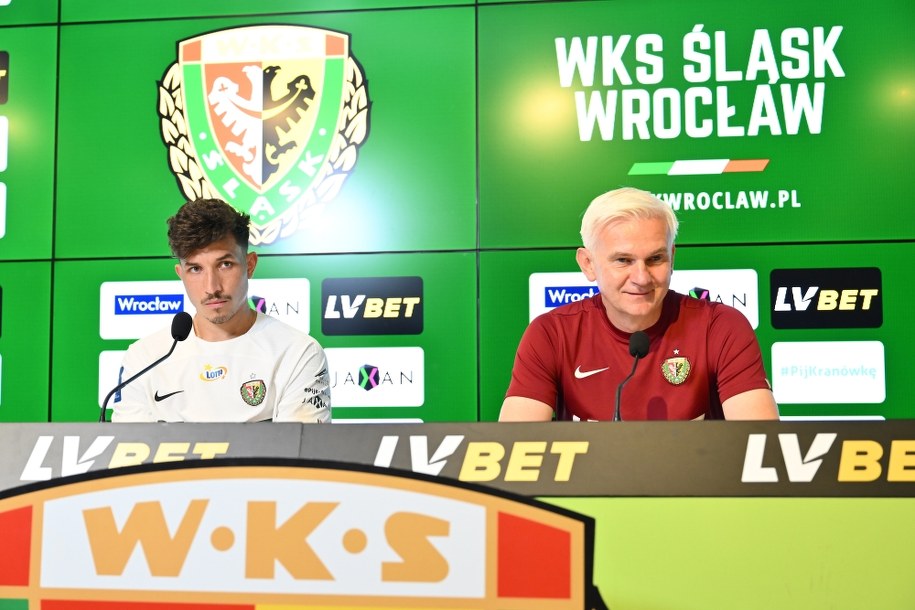 Piłkarz Śląska Erik Exposito (L) i trener Jacek Magiera (P) podczas konferencji prasowej /Maciej Kulczyński /PAP