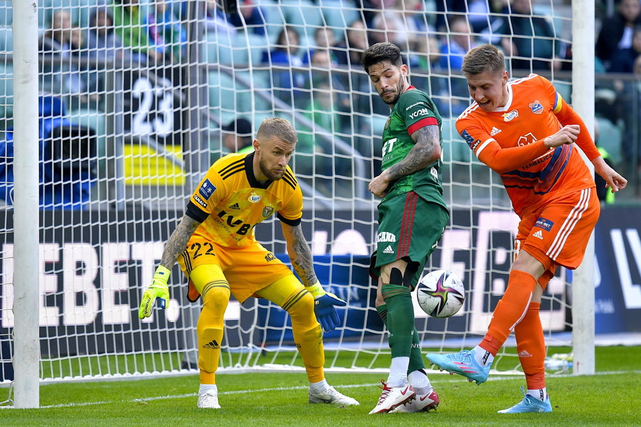 Piłkarz Śląska Wrocław Caye Quintana (C) i bramkarz Michał Szromnik (L) oraz Maciej Ambrosiewicz (P) z Bruk-Betu Termaliki Nieciecza podczas meczu Ekstraklasy /Sebastian Borowski /PAP