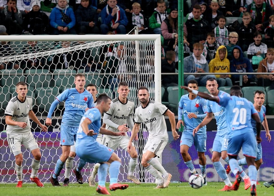 Piłkarz Slavii Praga Ubong Ekpai strzela bramkę podczas rewanżowego meczu 4. rundy eliminacji Ligi Europy z Legią Warszawa. Zdjęcie z 26 sierpnia. / 	Leszek Szymański    /PAP/EPA