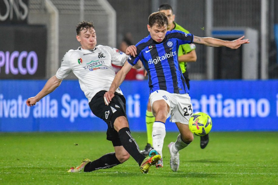 Piłkarz Spezii Calcio Szymon Żurkowski w starciu z Nicolo Barellą z Interu Mediolan /FABIO FAGIOLINI /PAP/EPA