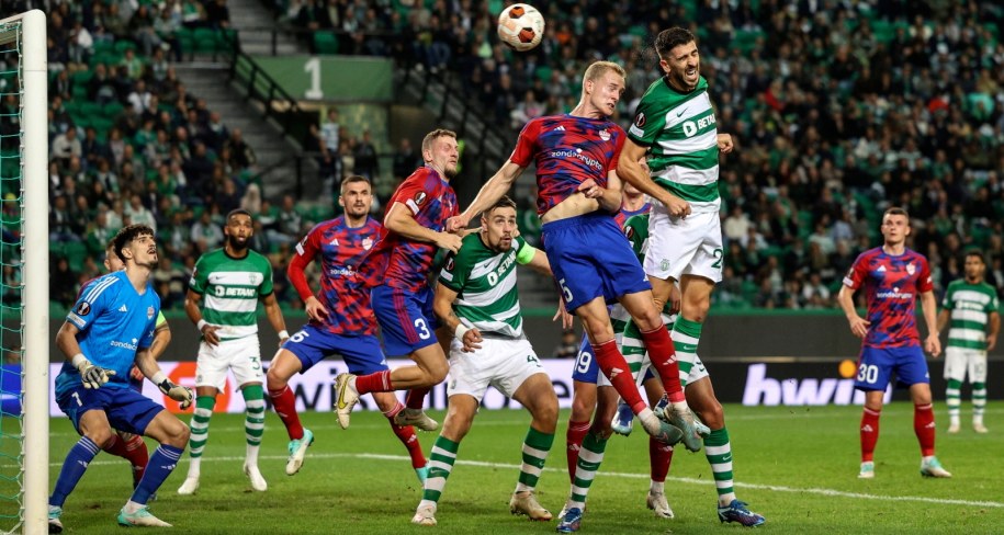 Piłkarz Sportingu Paulinho (P, w górze) w walce o piłkę z zawodnikiem Rakowa Częstochowa Gustavem Berggrenem /MIGUEL A. LOPES /PAP/EPA