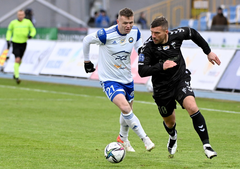 Piłkarz Stali Mielec Mateusz Matras (L) i Lukas Podolski (P) z Górnika Zabrze /Darek Delmanowicz /PAP