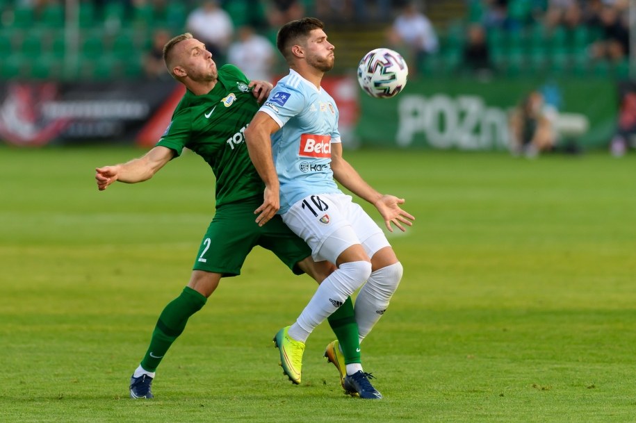 Piłkarz Warty Poznań Jan Grzesik i Kristopher Vida z Piasta Gliwice podczas meczu Ekstraklasy /Jakub Kaczmarczyk /PAP/EPA