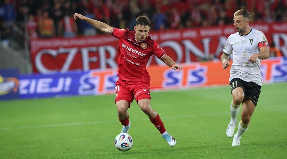 Piłkarz Widzewa Łódź Marcel Krajewski (L) i Kamil Grosicki (P) z Pogoni Szczecin; te dwie drużyny zmierzą się w 1/8 finału Pucharu Polski /Marian Zubrzycki /PAP