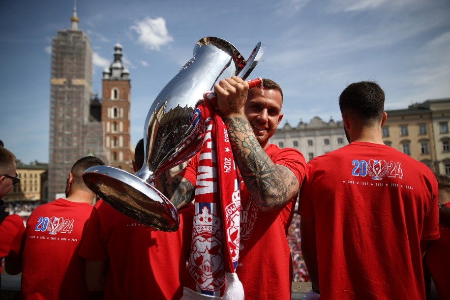 Piłkarz Wisły Alan Uryga z pucharem /	Łukasz Gągulski /PAP