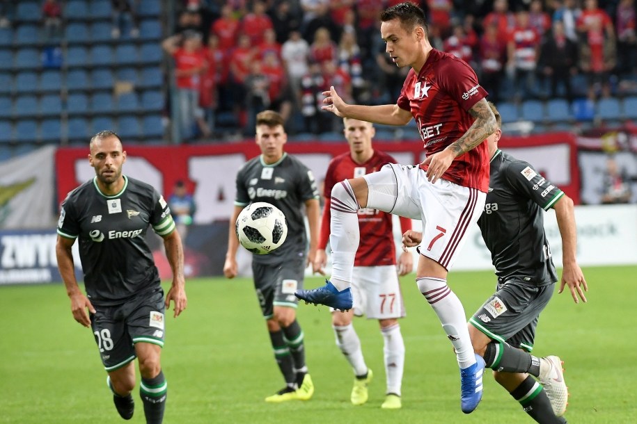 Piłkarz Wisły Kraków Dawid Kort (po prawej) i Flavio Paixao z Lechii Gdańsk podczas meczu Ekstraklasy /Jacek Bednarczyk /PAP