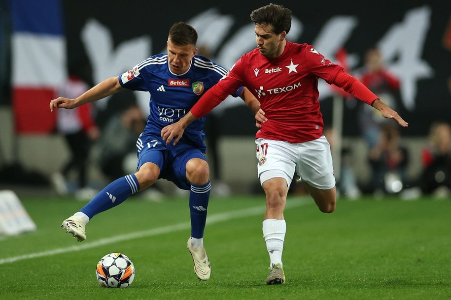 Piłkarz Wisły Kraków Frederico Duarte (P) i Michał Kostka (L) z Miedzi Legnica podczas półfinałowego meczu barażowego o awans do Ekstraklasy /	Łukasz Gągulski /PAP