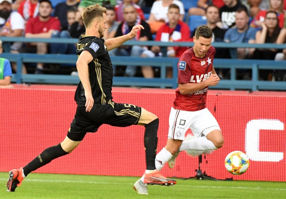 Piłkarz Wisły Kraków Michał Mak (P) i Paweł Bochniewicz (L) z Górnika Zabrze / 	Jacek Bednarczyk    /PAP