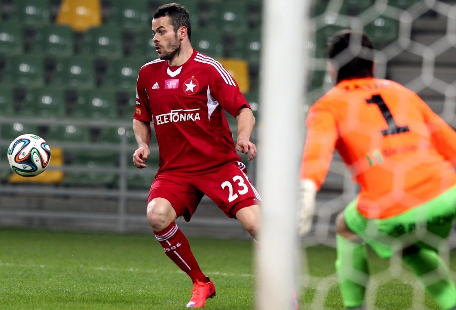 Piłkarz Wisły Kraków Paweł Brożek (L) pod bramką Richarda Zajaca (P) z Podbeskidzia Bielsko-Biała podczas meczu polskiej Ekstraklasy, 17 kwietnia / 	Andrzej Grygiel    /PAP