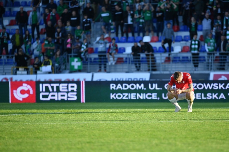 Piłkarz Wisły Kraków po przegranym meczu z Radomiakiem Radom /Piotr Polak /PAP