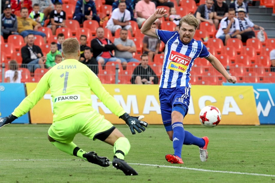 Piłkarz Wisły Płock Dominik Furman i bramkarz Sandecji Nowy Sącz Michał Gliwa /Stanisław Rozpędzik /PAP