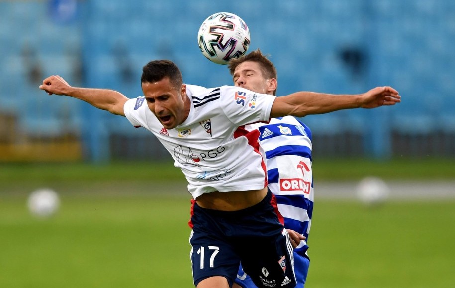 Piłkarz Wisły Płock Michał Marcjanik (tył) i Igor Angulo (przód) z Górnika Zabrze /Piotr Nowak /PAP