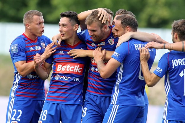 Piłkarza Piasta Gliwice cieszą się z gola podczas meczu Ekstraklasy /Roman Zawistowski /PAP