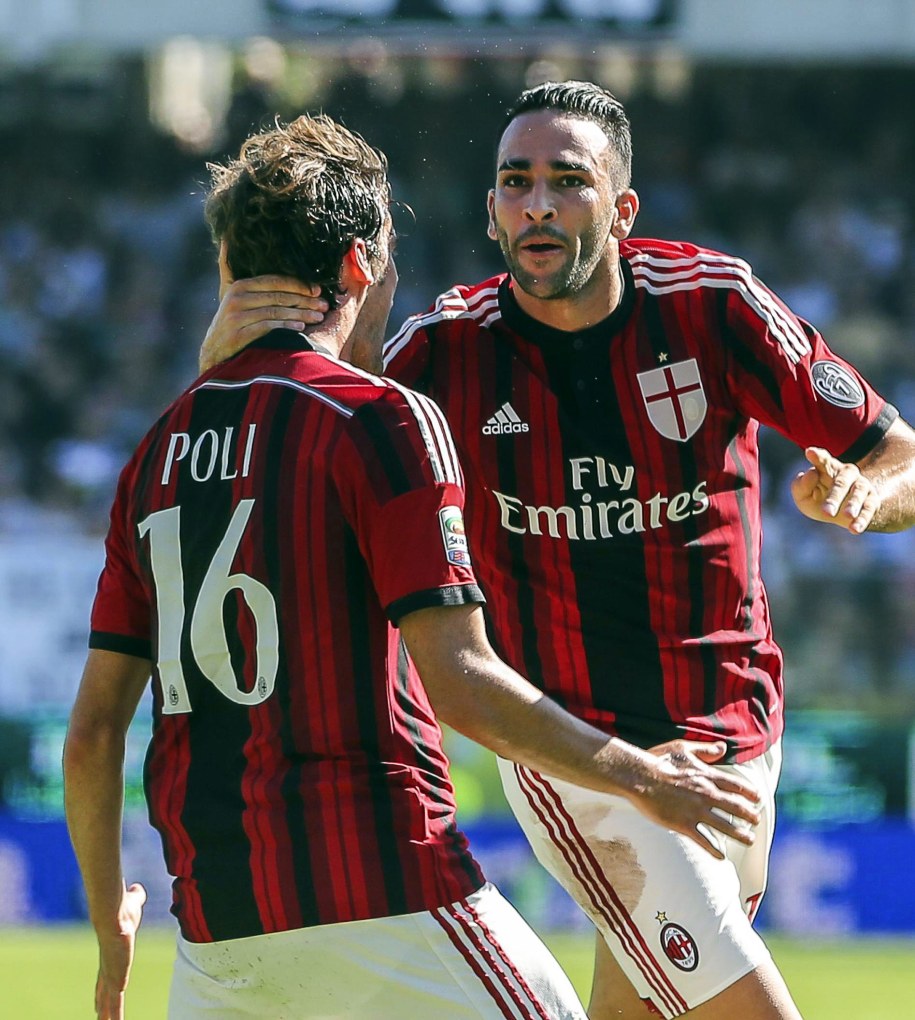 Piłkarze AC Milan Adil Rami (po prawej) i Andrea Poli /PASQUALE BOVE /PAP/EPA