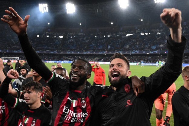 Piłkarze AC Milan celebrują zwycięstwo /CIRO FUSCO /PAP/EPA