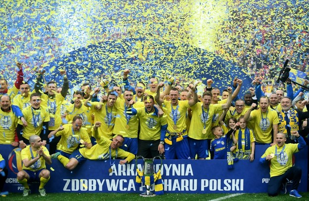 Piłkarze Arki Gdynia z Pucharem Polski. Arka wygrała 2:1 po dogrywce w finale Pucharu Polski z Lechem Poznań. /Bartłomiej Zborowski /PAP