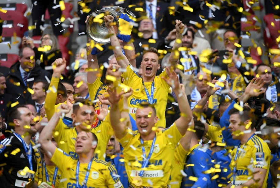 Piłkarze Arki Gdynia z Pucharem Polski. /Bartłomiej Zborowski /PAP