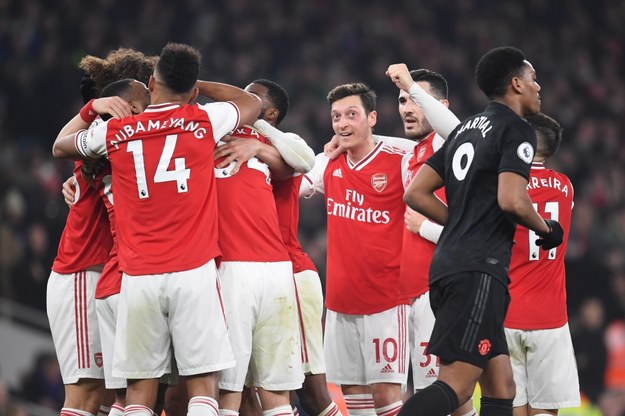 Piłkarze Arsenalu cieszą się po golu /ANDY RAIN /PAP/EPA