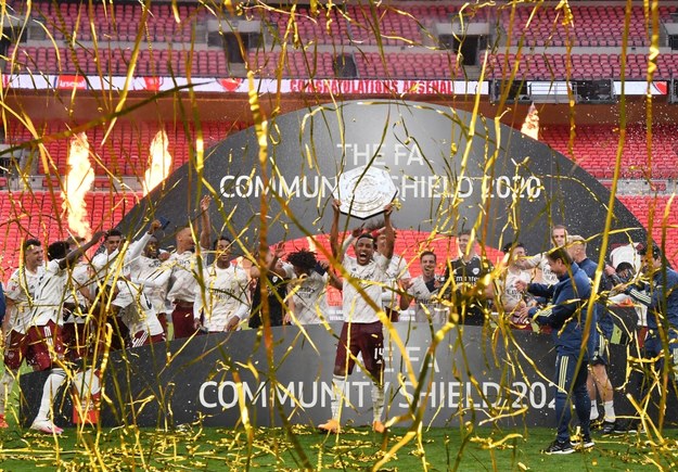 Piłkarze Arsenalu cieszący się ze zdobycia trofeum /Justin Tallis/ POOL /PAP/EPA