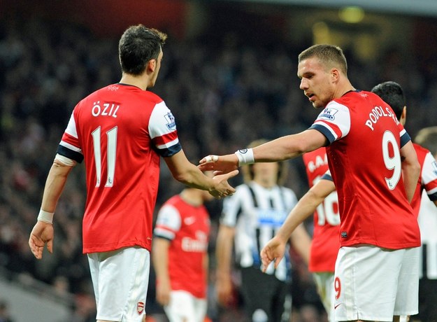 Piłkarze Arsenalu Mesut Ozil i Lukas Podolski (po prawej) w meczu z Newcastle United /GERRY PENNY /PAP/EPA