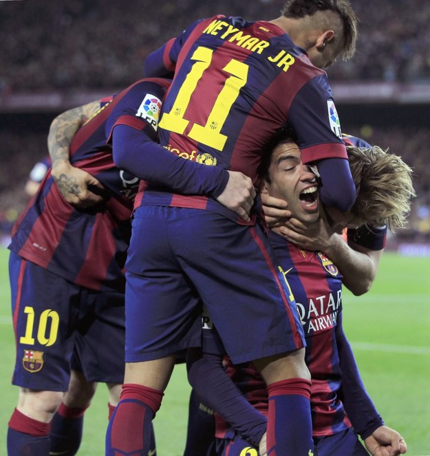 Piłkarze Barcelony cieszą się z gola Luisa Suareza (po prawej) na 2:1 w meczu z Realem Madryt /ANDREU DALMAU /PAP/EPA