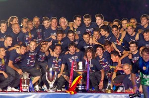 Piłkarze Barcelony wraz ze zdobytym Pucharem Króla //PAP/EPA