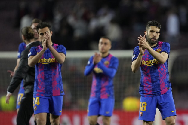 Piłkarze Barcelony załamani po porażce /ENRIC FONTCUBERTA /PAP/EPA