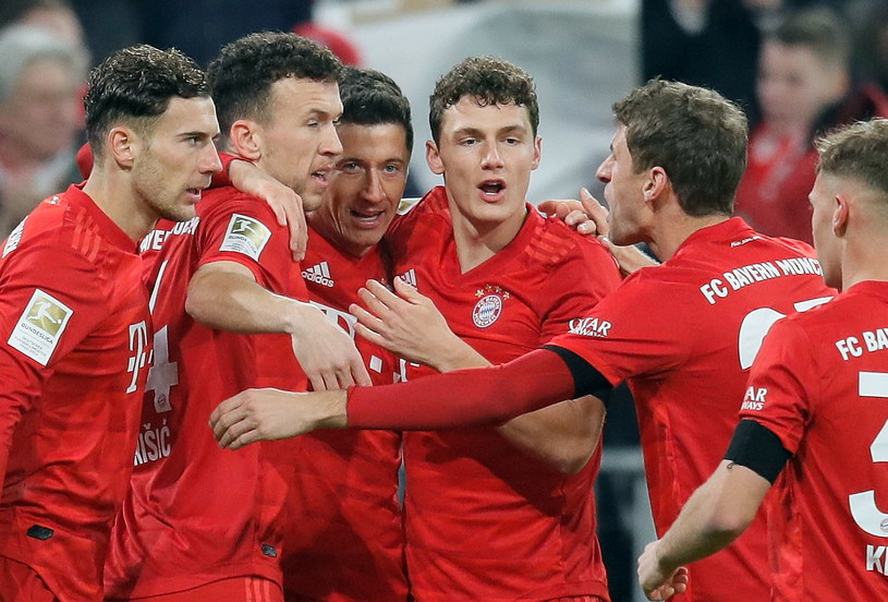 Piłkarze Bayernu cieszą się z pierwszej bramki w meczu z Schalke /RONALD WITTEK /PAP/EPA