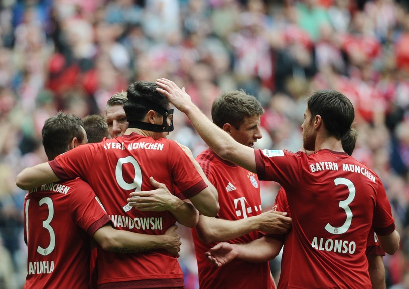 Piłkarze Bayernu Monachium cieszą się z bramki zdobytej w meczu z Mainz /AFP