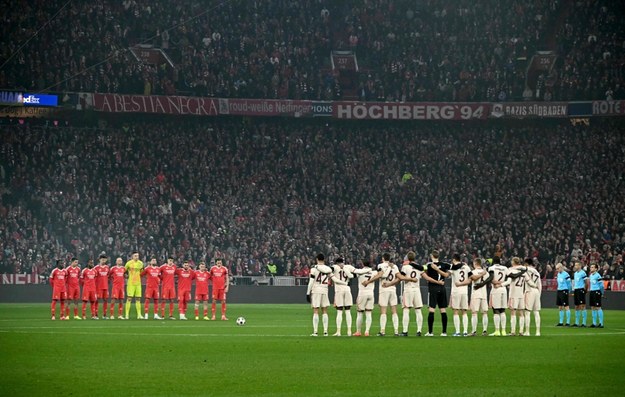 Piłkarze Bayernu Monachium i Benfici Lizbona upamiętniają ofiary powodzi w Hiszpanii. 06.11.2024 r. /TOBIAS SCHWARZ/AFP/East News /East News