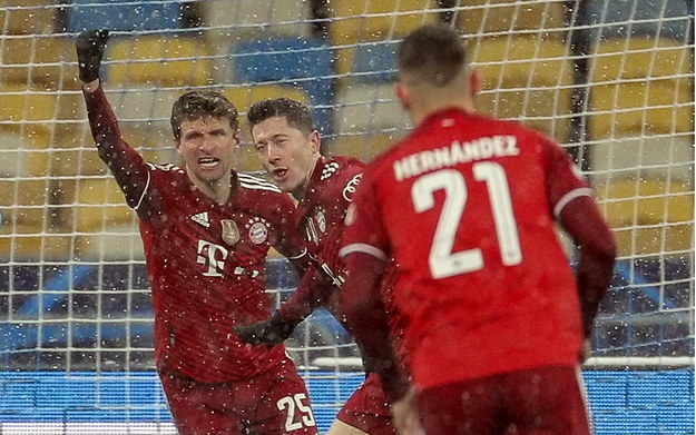 Piłkarze Bayernu Monachium w meczu z Dynamem Kijów /OLEG PETRASYUK /PAP/EPA