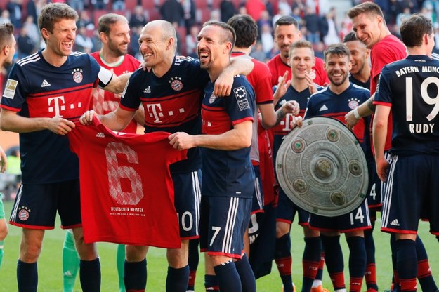 Piłkarze Bayernu świętujący zwycięstwo /RONALD WITTEK /PAP/EPA