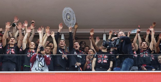Piłkarze Bayeru Leverkusen cieszą się po zdobyciu mistrzostwa Niemiec /Christopher Neundorf /PAP/EPA