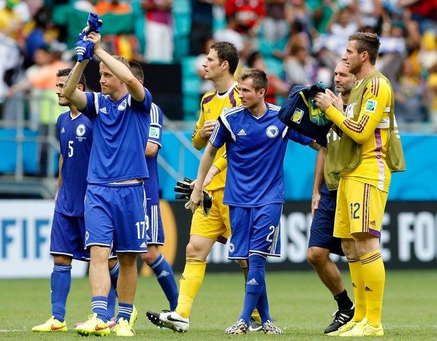 Piłkarze Bośni i Hercegowiny po końcowym gwizdku meczu z Iranem /GUILLAUME HORCAJUELO  /PAP/EPA