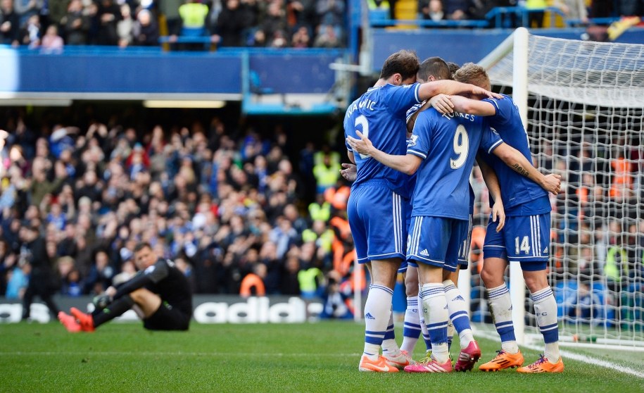 Piłkarze Chelsea cieszą się z gola. W tle na murawie siedzi Wojciech Szczęsny /FACUNDO ARRIZABALAGA /PAP/EPA