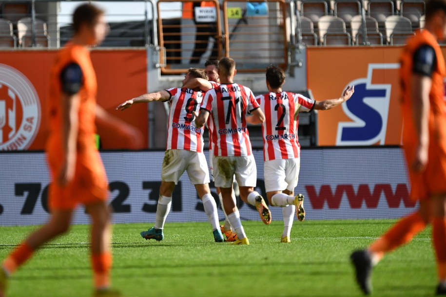 Piłkarze Cracovii cieszą się z gola podczas meczu Ekstraklasy z KGHM Zagłębiem Lubin / 	Maciej Kulczyński    /PAP