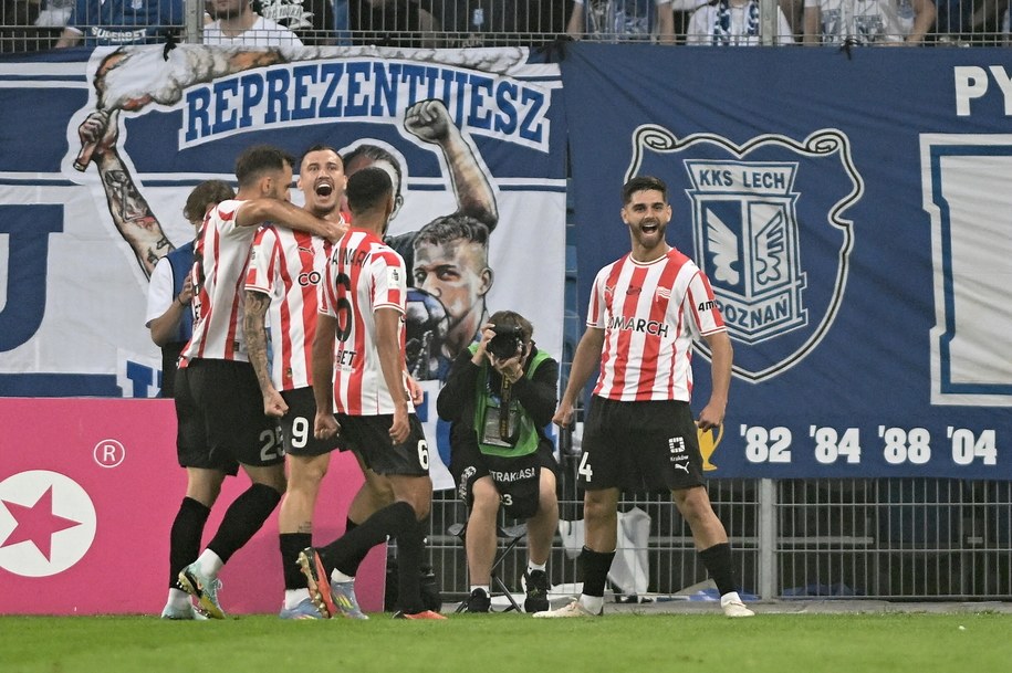 Piłkarze Cracovii Kraków tego wieczora w Poznaniu mieli wiele powodów do radości / 	PAP/Jakub Kaczmarczyk /PAP