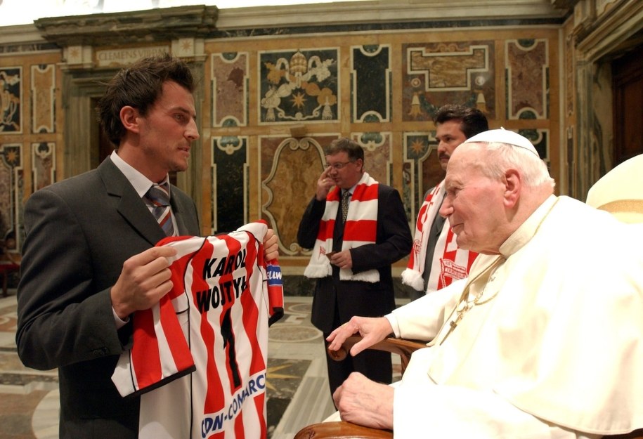 Piłkarze Cracovii na prywatnej audiencji u Jana Pawła II w styczniu 2005 roku /&nbsp /PAP/EPA