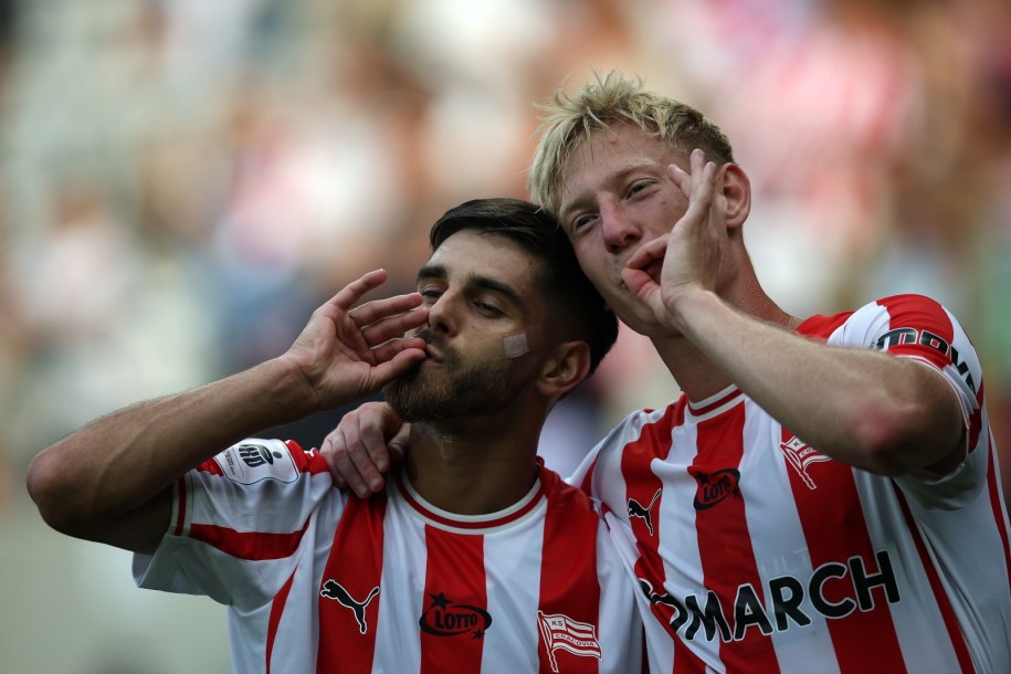 Piłkarze Cracovii Oskar Wójcik (P) i Ajdin Hasic cieszą się z gola /	Łukasz Gągulski /PAP