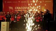 Piłkarze Cracovii prezentują trofeum za wygranie Pucharu Polski. Wideo 