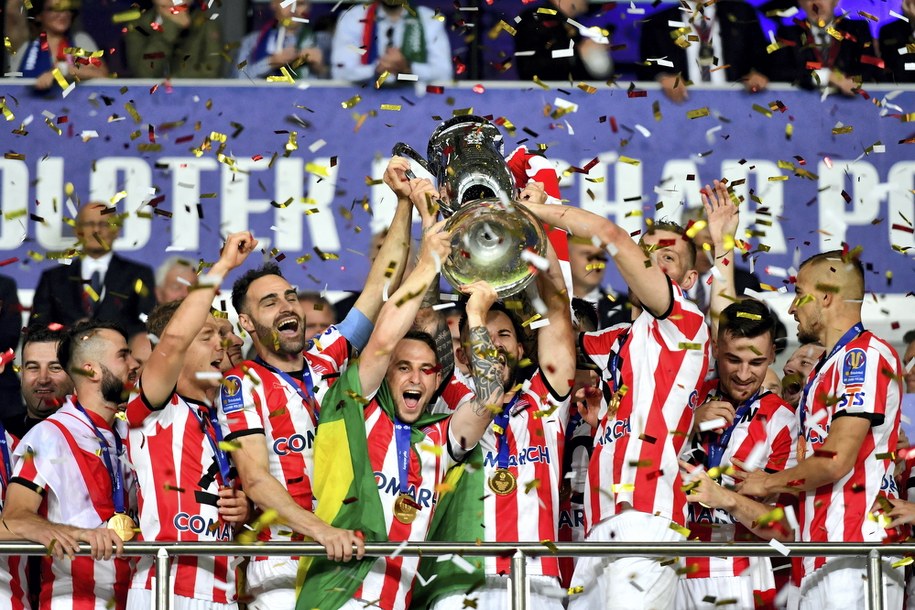 Piłkarze Cracovii z Pucharem Polski. W piątkowym finale "Pasy" pokonały po dogrywce broniącą trofeum Lechię Gdańsk 3:2 /Wojtek Jargiło /PAP