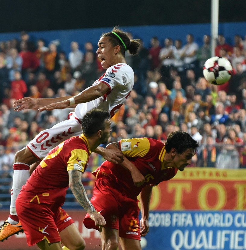 Piłkarze Czarnogóry (w czerwonych koszulkach) w meczu z Danią (0-1) /BORIS PEJOVIC /PAP/EPA