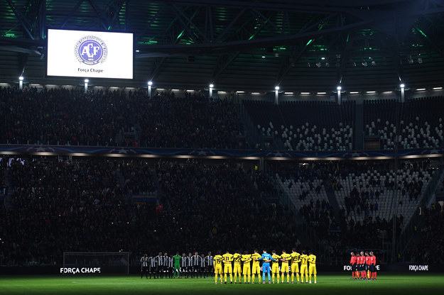 Piłkarze Dinama (żółte stroje) przed meczem Ligi Mistrzów w Turynie /Valerio Pennicino /Getty Images
