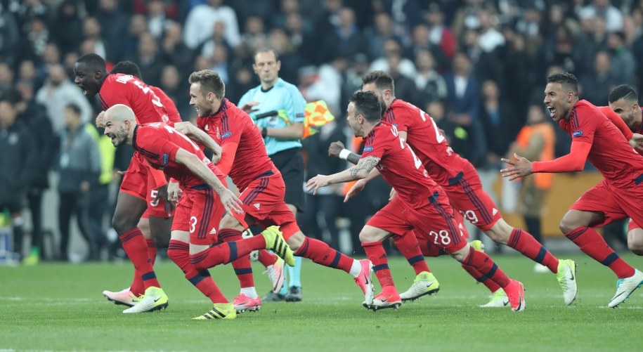 Piłkarze drużyny Olympique Lyon /TOLGA BOZOGLU /PAP/EPA